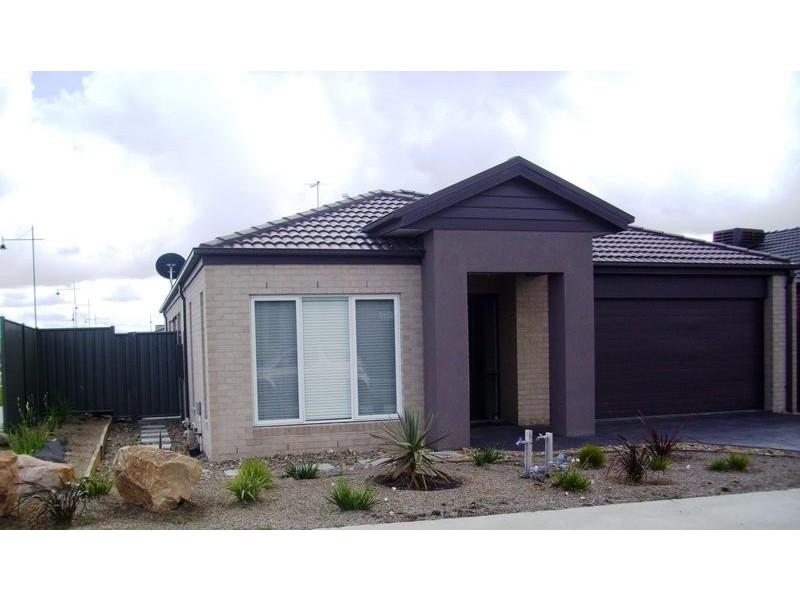 2 Buckthorn Drive, Cranbourne North VIC 3977