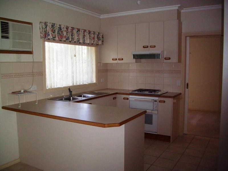 2/143 High Street, Berwick VIC 3806