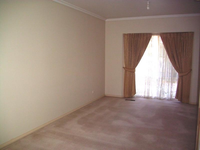 2/143 High Street, Berwick VIC 3806