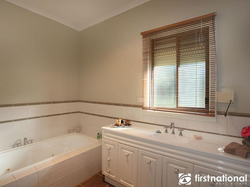 18 Horswood Rd, Narre Warren North VIC 3804