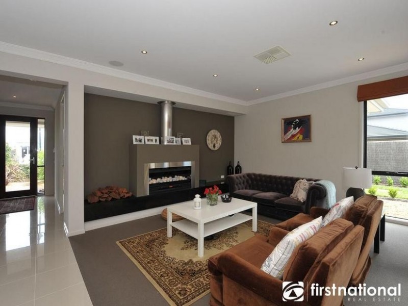 18 Nature Circuit, Cranbourne North VIC 3977