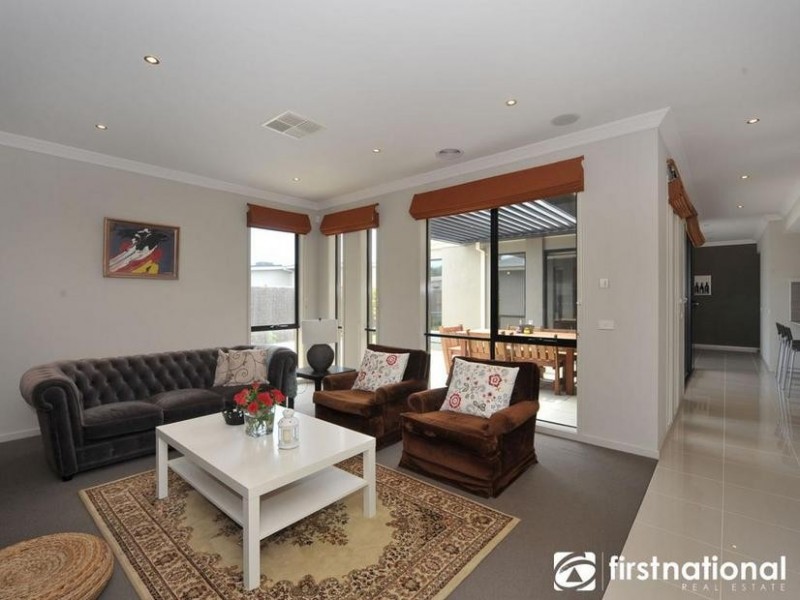 18 Nature Circuit, Cranbourne North VIC 3977