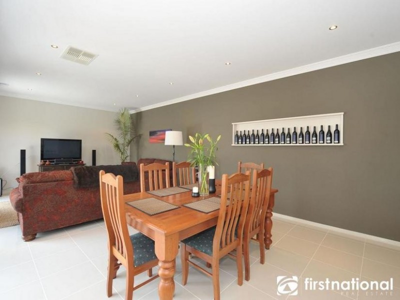 18 Nature Circuit, Cranbourne North VIC 3977
