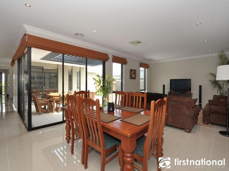 18 Nature Circuit, Cranbourne North VIC 3977