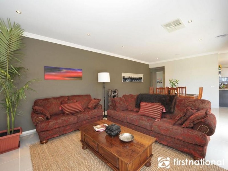 18 Nature Circuit, Cranbourne North VIC 3977