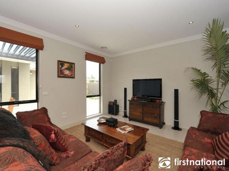 18 Nature Circuit, Cranbourne North VIC 3977