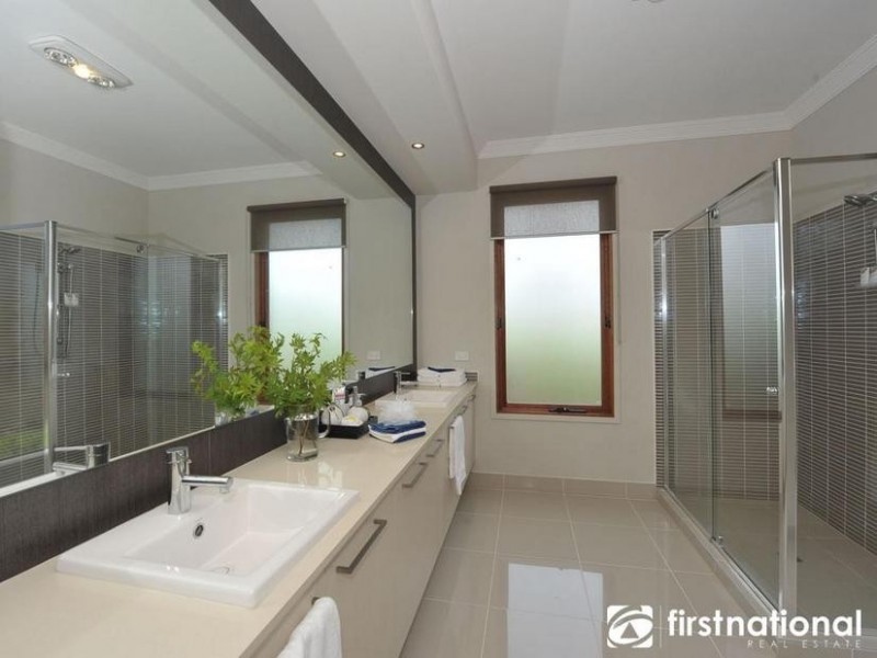 18 Nature Circuit, Cranbourne North VIC 3977