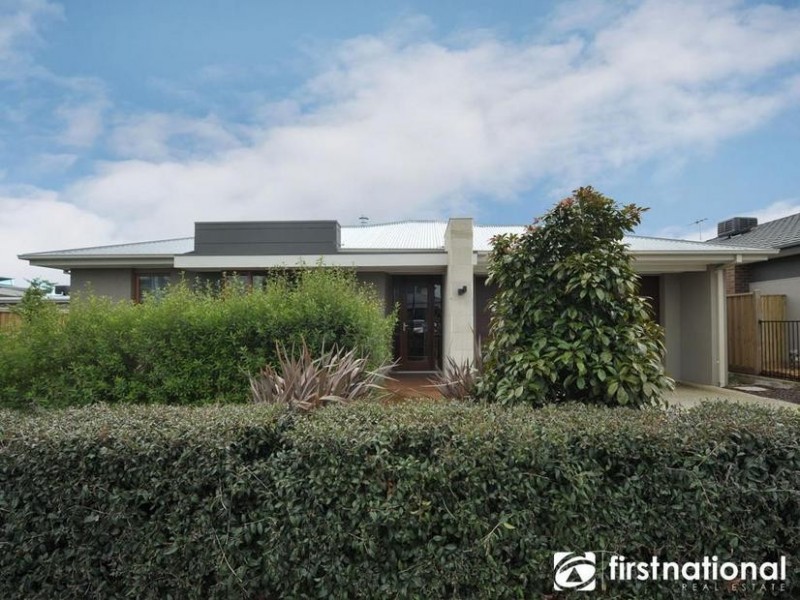 18 Nature Circuit, Cranbourne North VIC 3977