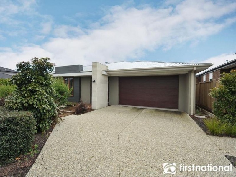 18 Nature Circuit, Cranbourne North VIC 3977