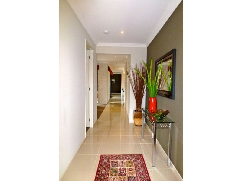 18 Nature Circuit, Cranbourne North VIC 3977