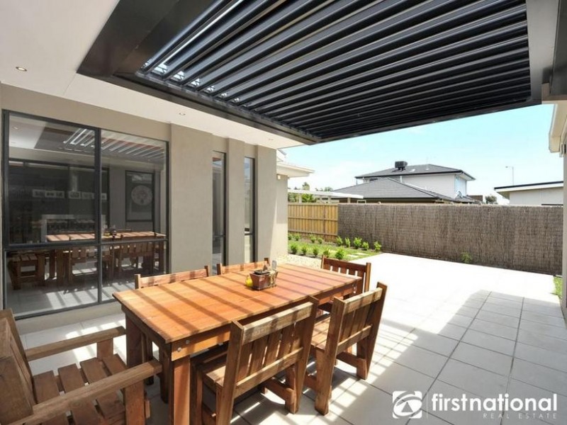 18 Nature Circuit, Cranbourne North VIC 3977