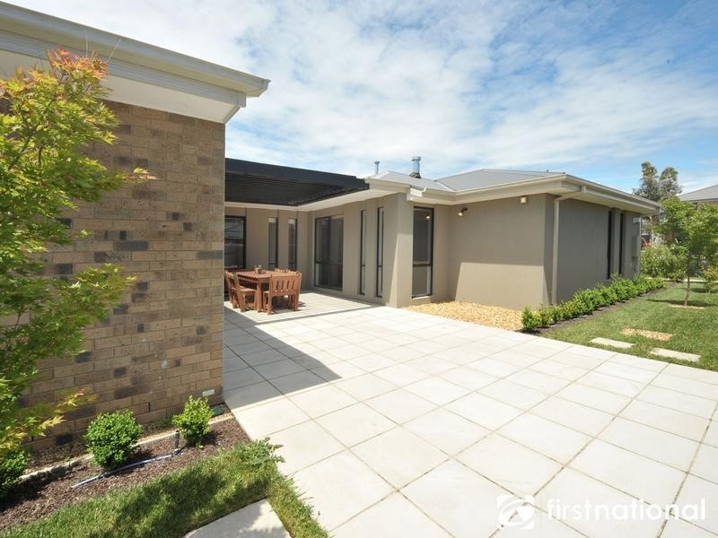 18 Nature Circuit, Cranbourne North VIC 3977