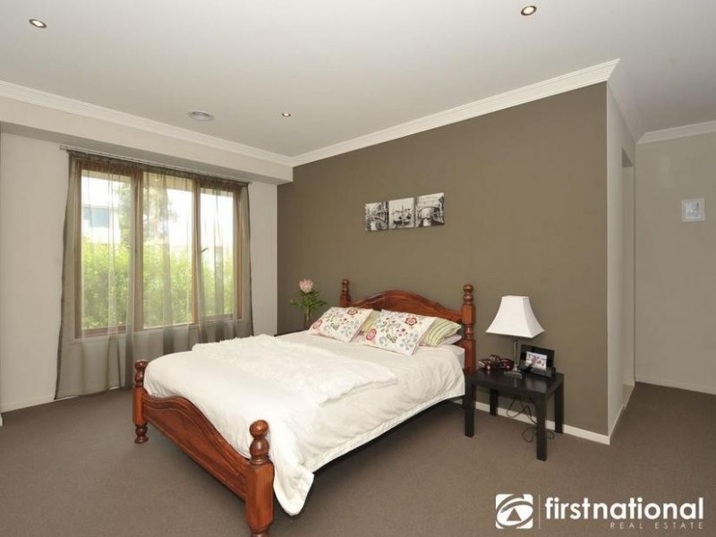 18 Nature Circuit, Cranbourne North VIC 3977