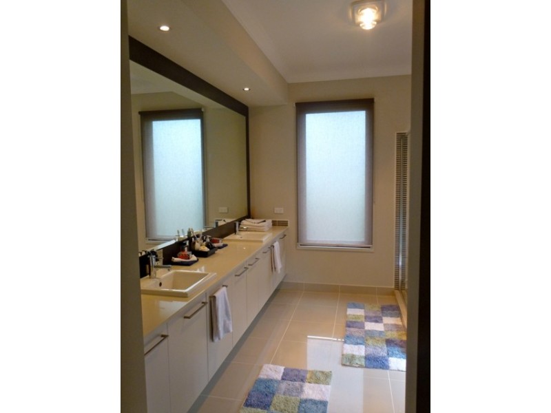 18 Nature Circuit, Cranbourne North VIC 3977