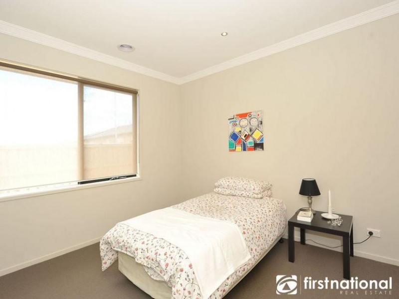 18 Nature Circuit, Cranbourne North VIC 3977