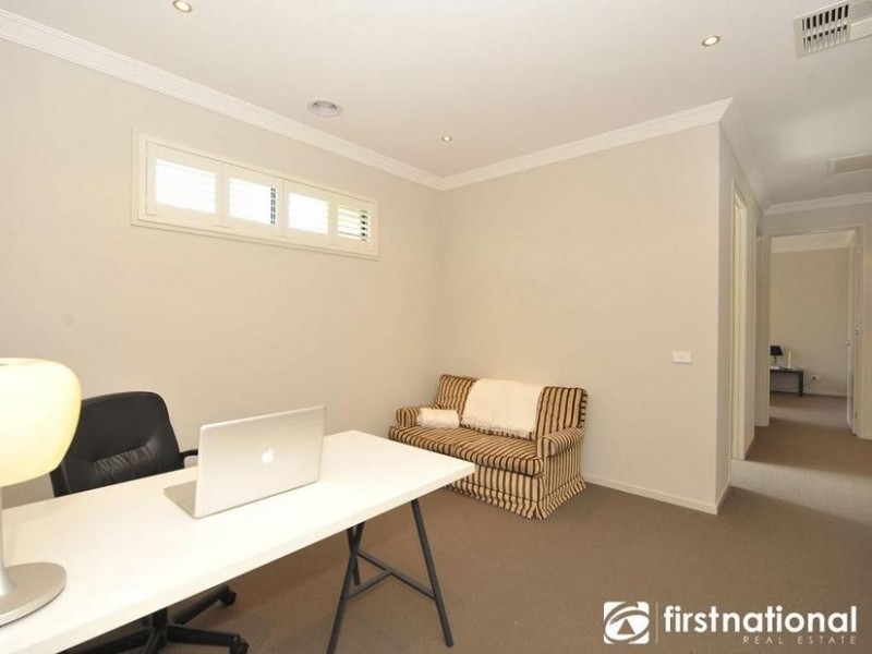 18 Nature Circuit, Cranbourne North VIC 3977