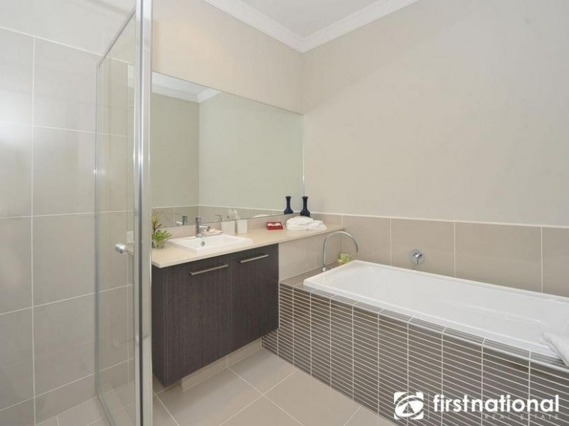 18 Nature Circuit, Cranbourne North VIC 3977