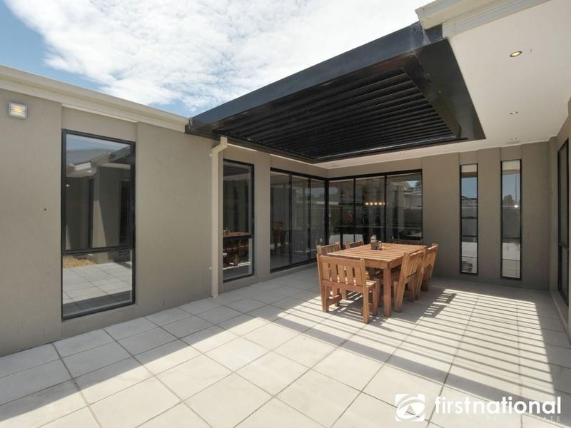 18 Nature Circuit, Cranbourne North VIC 3977