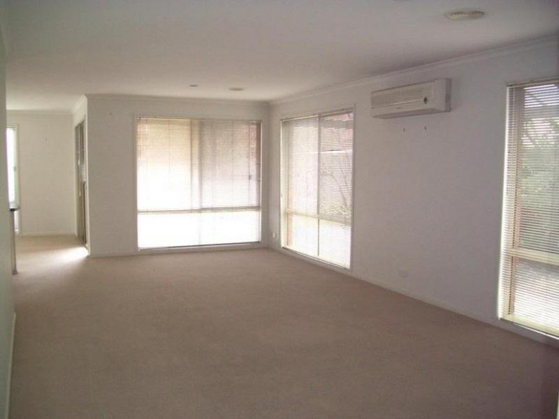 8 Hallmark Drive, Narre Warren South VIC 3805