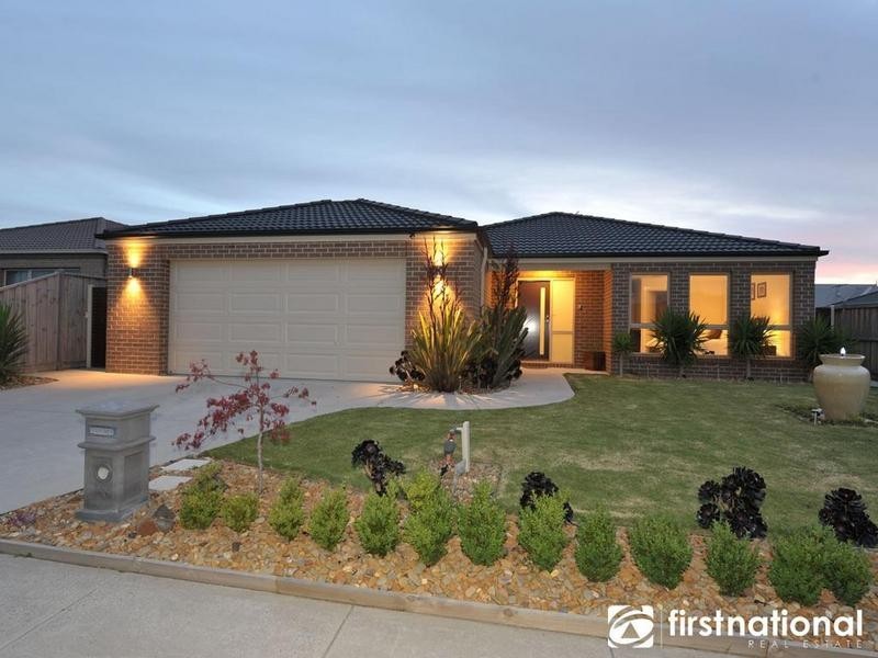 43 Westmoreland Avenue, Cranbourne North VIC 3977