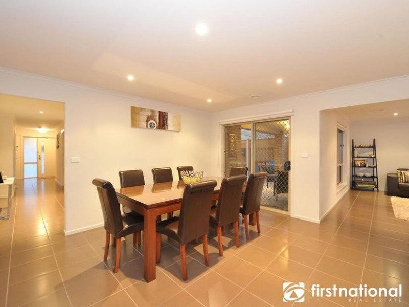 43 Westmoreland Avenue, Cranbourne North VIC 3977