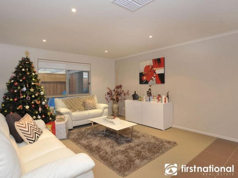 43 Westmoreland Avenue, Cranbourne North VIC 3977