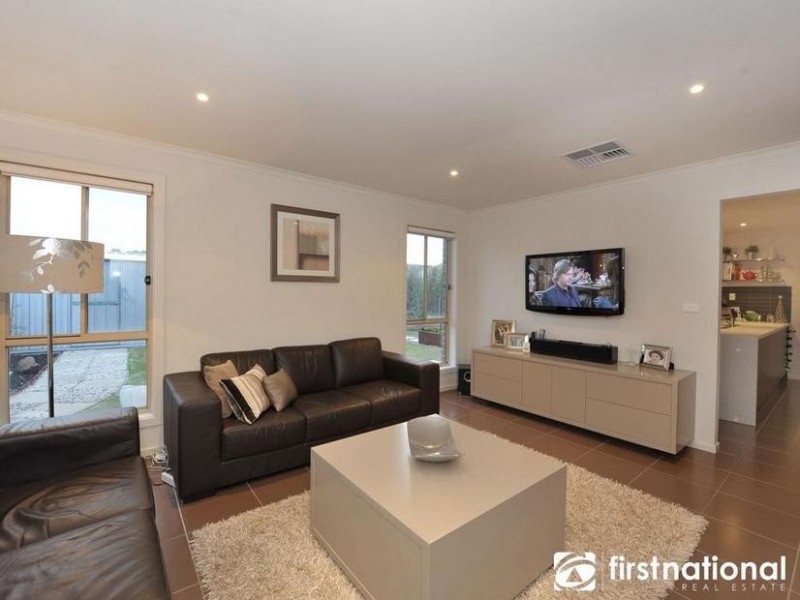 43 Westmoreland Avenue, Cranbourne North VIC 3977