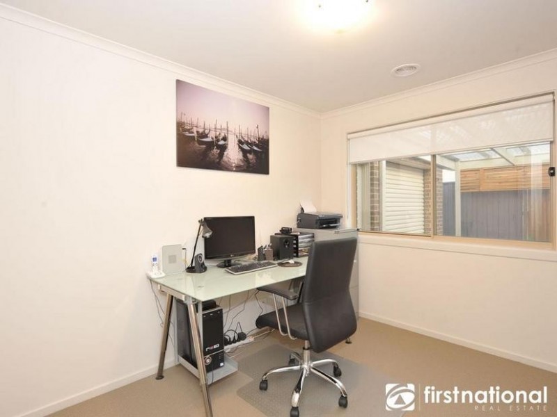 43 Westmoreland Avenue, Cranbourne North VIC 3977