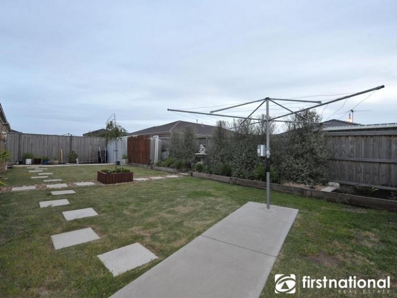 43 Westmoreland Avenue, Cranbourne North VIC 3977