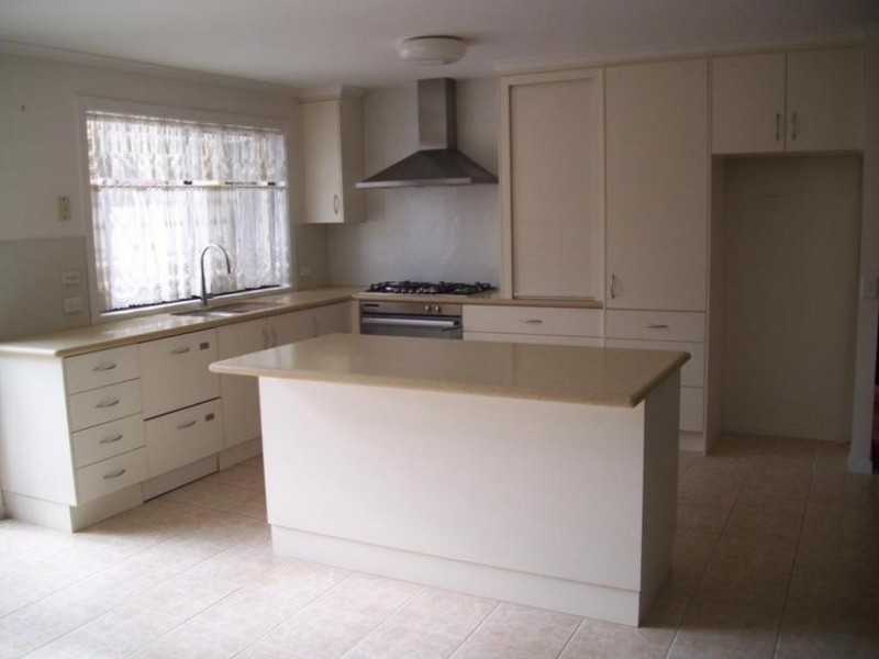 76 Kingston Avenue, Narre Warren South VIC 3805