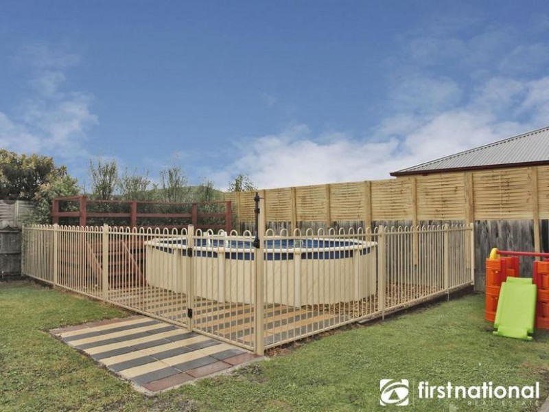 16 Saintly Grove, Berwick VIC 3806