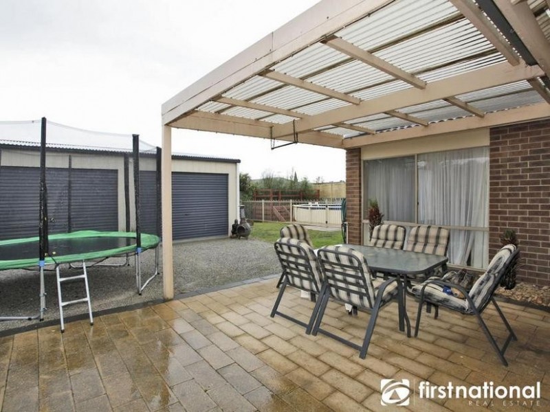 16 Saintly Grove, Berwick VIC 3806