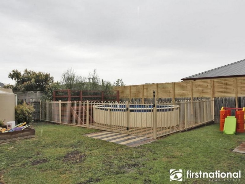 16 Saintly Grove, Berwick VIC 3806