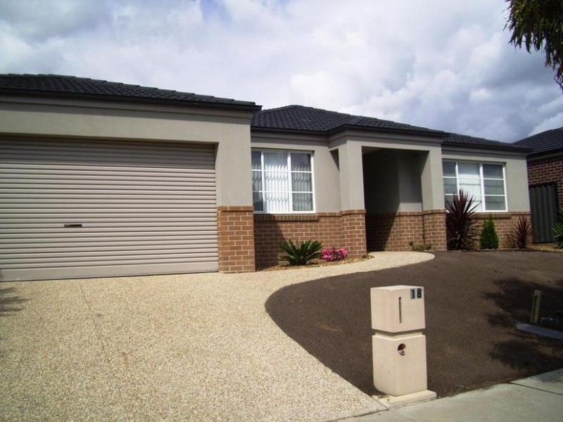 18 Lucerne Circuit, Pakenham VIC 3810