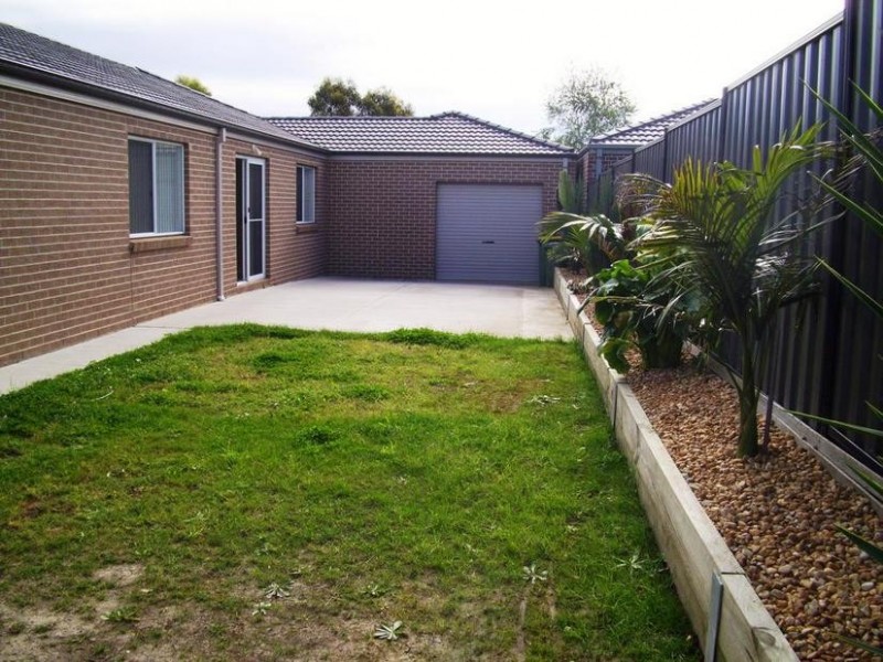 18 Lucerne Circuit, Pakenham VIC 3810