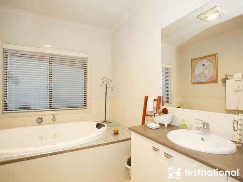 66 Bridgewater Boulevard, Berwick VIC 3806