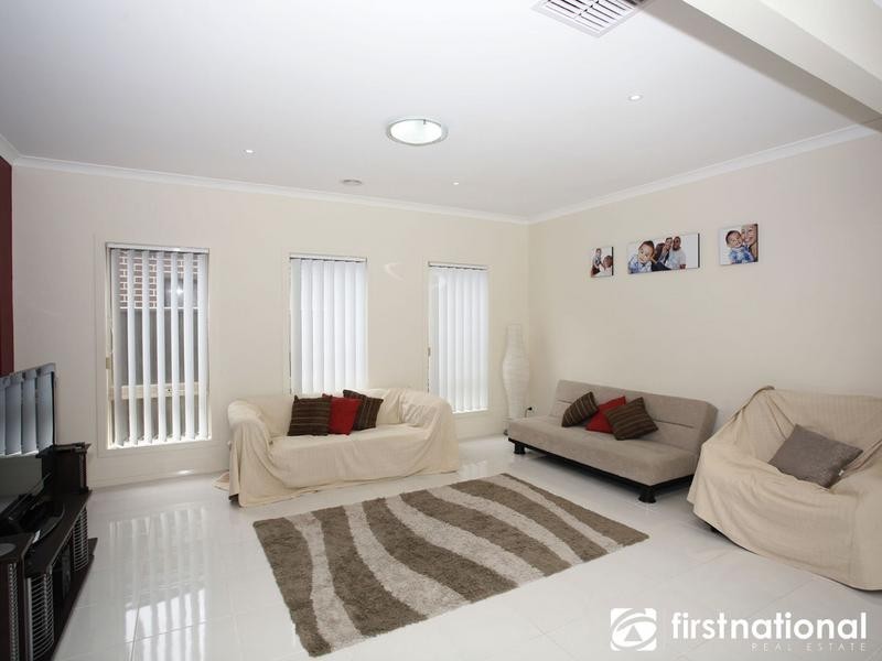 17 Peregrine Street, Cranbourne North VIC 3977