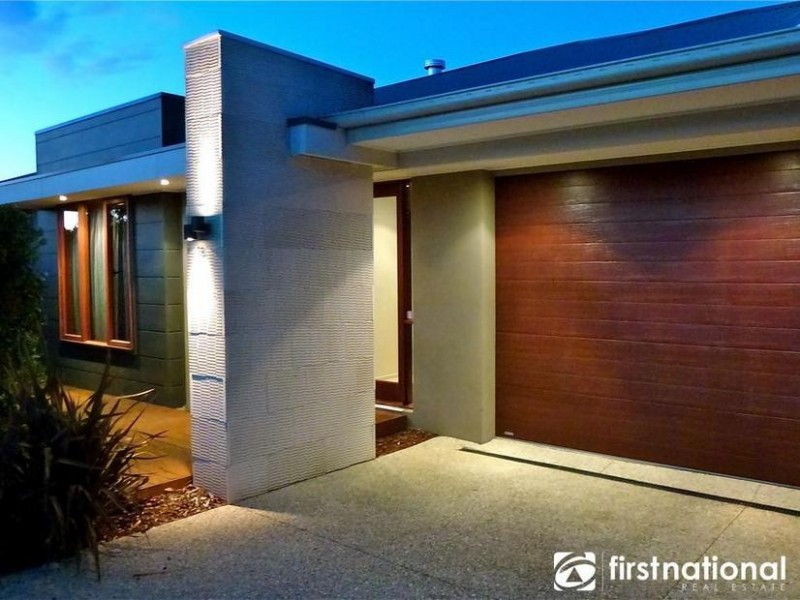 18 Nature Circuit, Cranbourne North VIC 3977