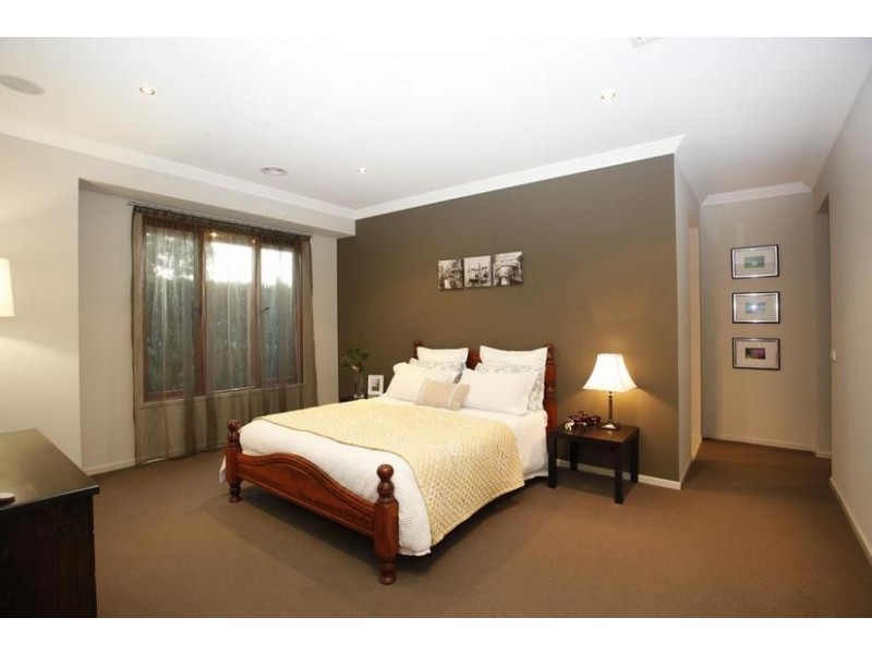 18 Nature Circuit, Cranbourne North VIC 3977