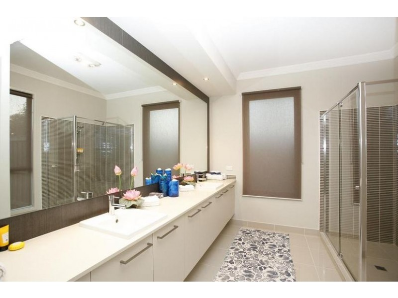 18 Nature Circuit, Cranbourne North VIC 3977