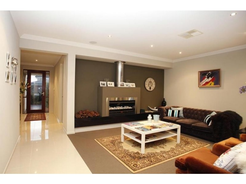 18 Nature Circuit, Cranbourne North VIC 3977