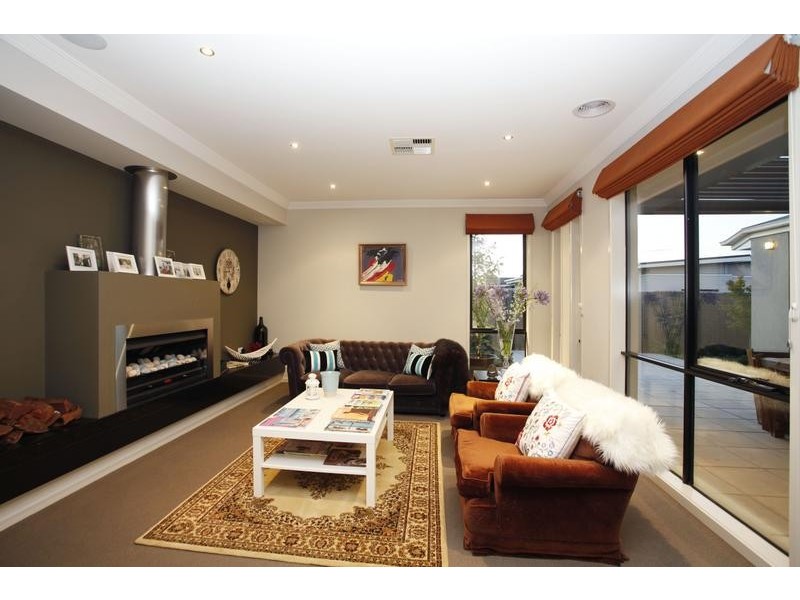 18 Nature Circuit, Cranbourne North VIC 3977