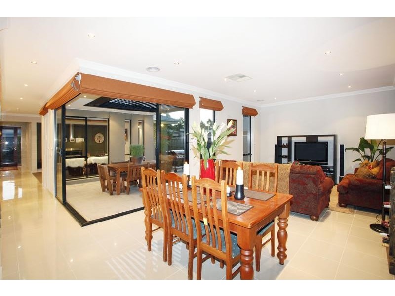 18 Nature Circuit, Cranbourne North VIC 3977