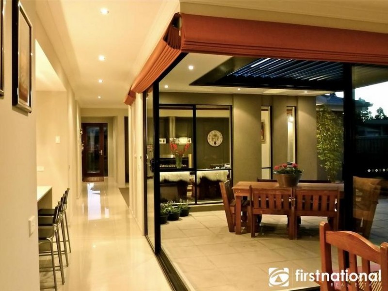 18 Nature Circuit, Cranbourne North VIC 3977