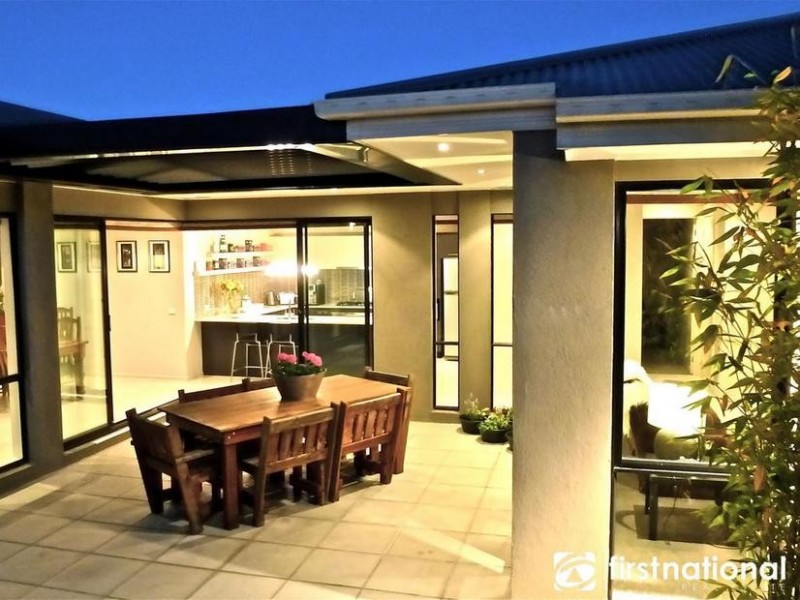 18 Nature Circuit, Cranbourne North VIC 3977