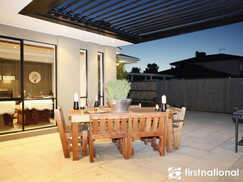 18 Nature Circuit, Cranbourne North VIC 3977