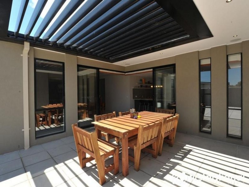 18 Nature Circuit, Cranbourne North VIC 3977