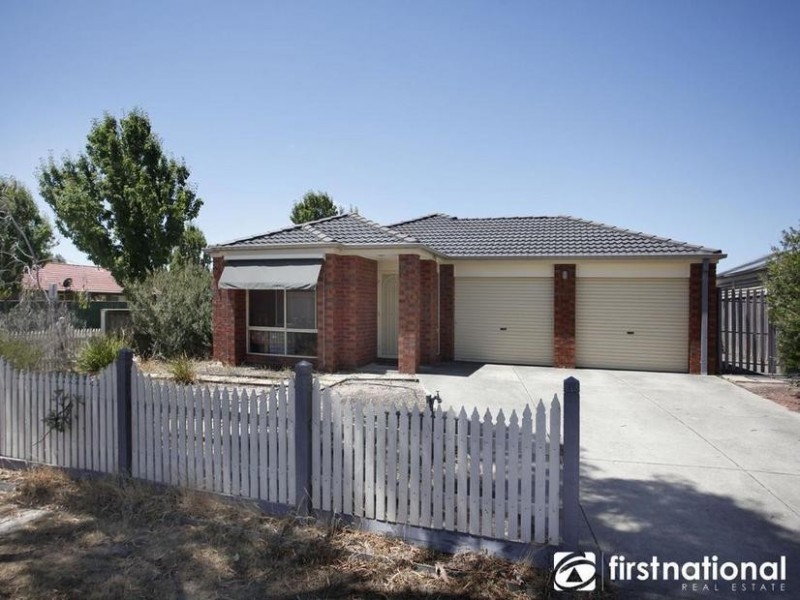 8 Hallmark Drive, Narre Warren South VIC 3805