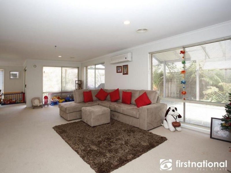 8 Hallmark Drive, Narre Warren South VIC 3805