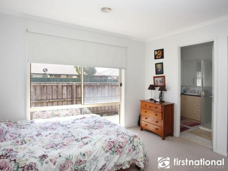 8 Hallmark Drive, Narre Warren South VIC 3805